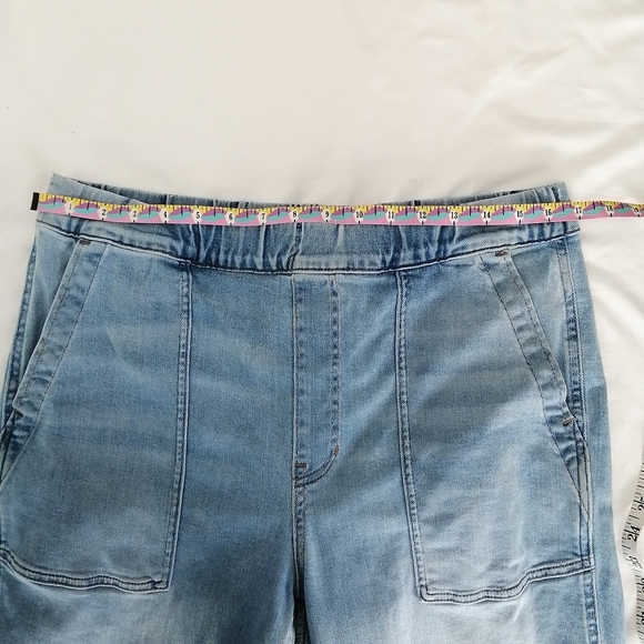 Madewell Pull On Relaxed Jeans in Bellview Wash Medium - Picture 14 of 16